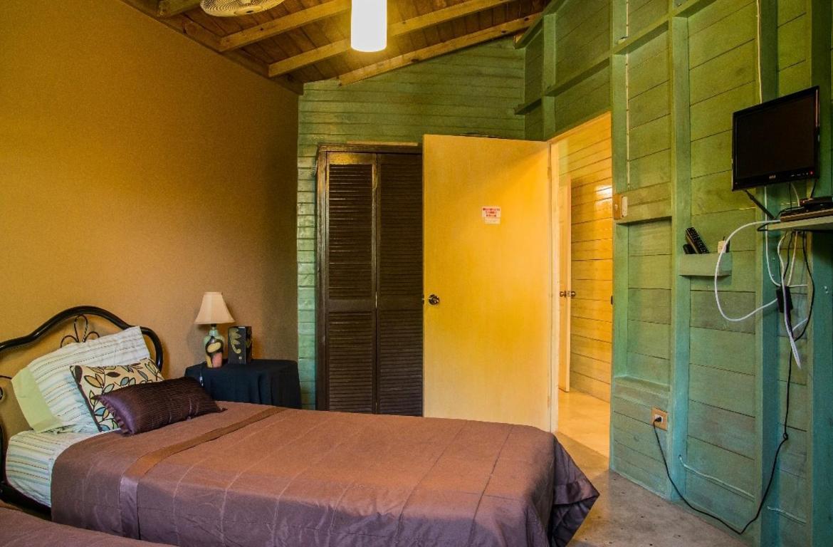 One32 Guest House Kingston Exterior photo